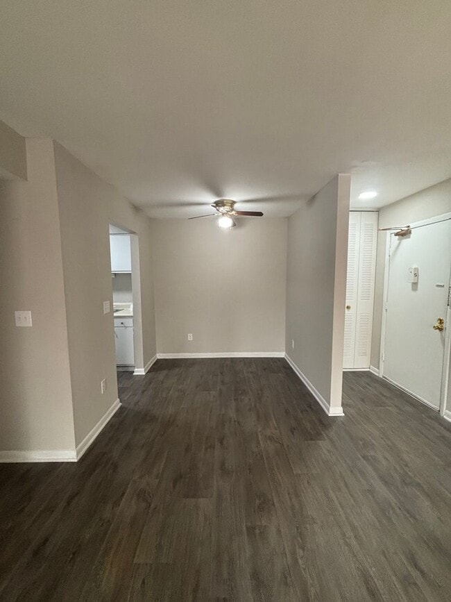 Foto del edificio - Spacious One Bedroom Available.  Close to University and Downtown Area.