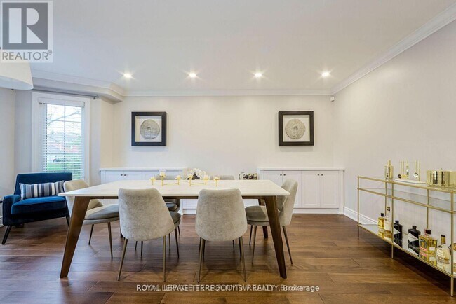 Photo du bâtiment - 2025 Parklane Crescent