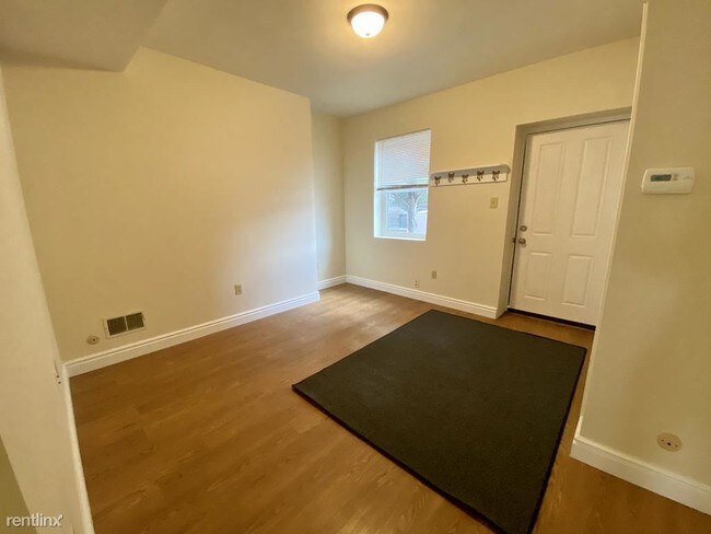 Building Photo - 2 br, 1 bath Townhome - 504 E North Ave