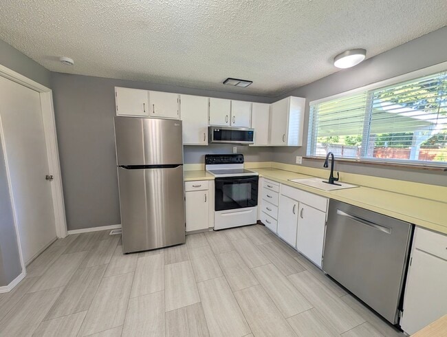 Building Photo - Comfortable Single-Story Rambler in Central Kitsap