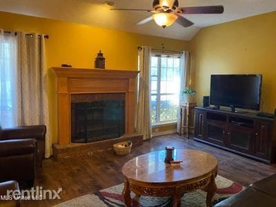 Building Photo - 3 br, 2 bath House - 15030 Barbara Dr