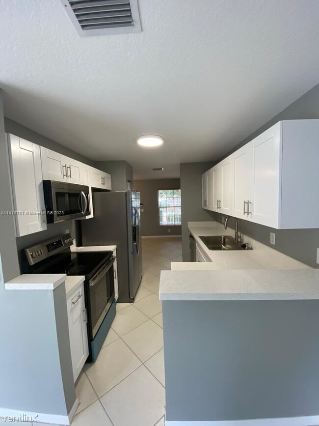 Building Photo - 3 br, 2.5 bath Townhome - Pembroke Isles