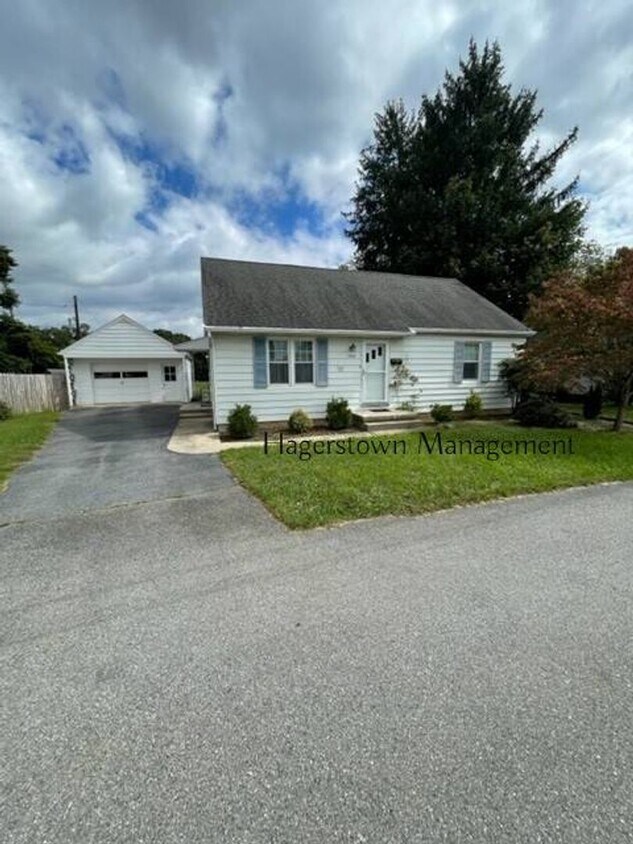 Primary Photo - Charming Cape Cod in Halfway