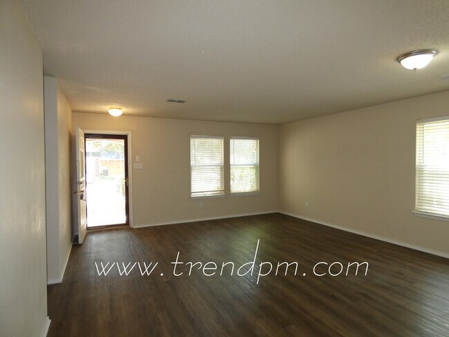 Building Photo - $500 off first month's rent on 12 month le...
