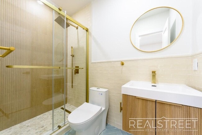 Building Photo - Stunning New 2 Bed 2 Bath with Backyard in...