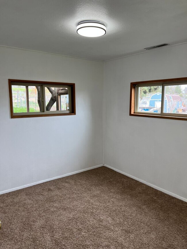 Building Photo - 2 Bedroom, 1 Bathroom Home