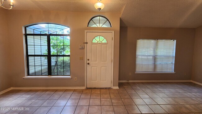 Foto del edificio - 8800 Mountain Lake Dr S