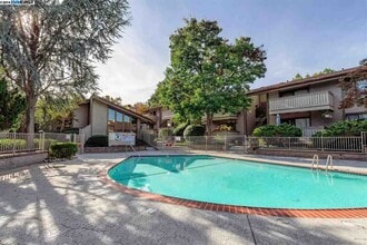 Building Photo - 100 Kinross Dr