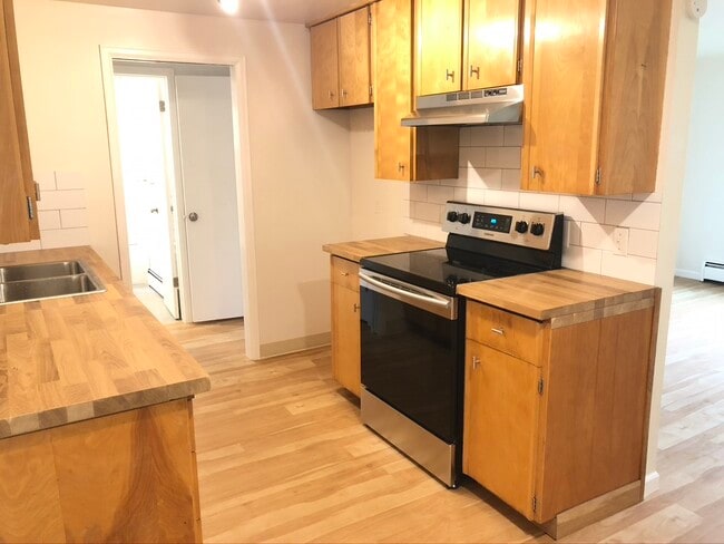 Building Photo - 713 Collyer St