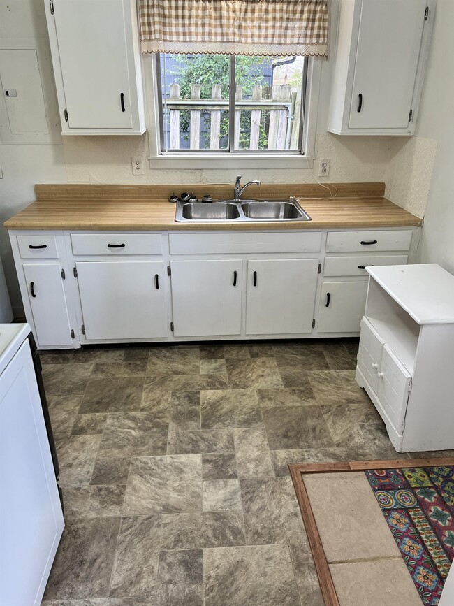 Building Photo - 3122 Commander Dr