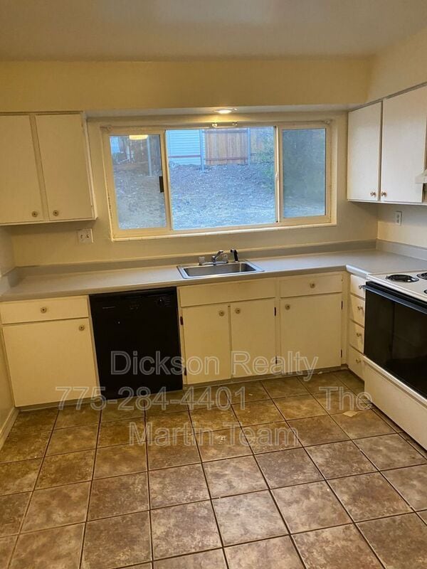 Building Photo - 3285 Gypsum Rd