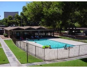 Building Photo - 605 S Royal Crest Cir