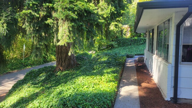 Building Photo - 923 SE Dowsett Ln