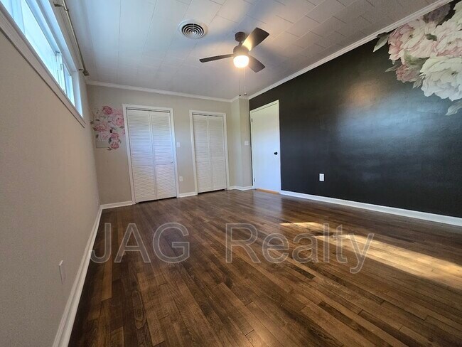 Foto del edificio - 328 W Liberty St