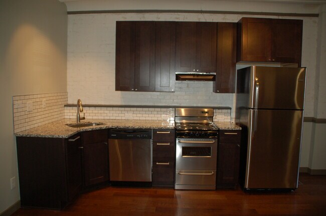 Building Photo - 842 Park Ave
