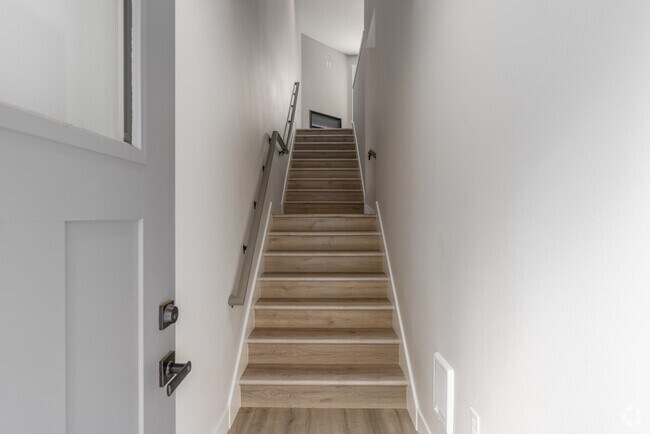 3 habitaciones, 2.5 baños - 1,698 pies cuadrados - Entrada - Alder Ridge Townhomes