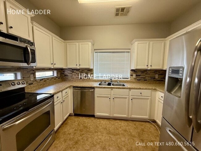 Foto del edificio - 17760 W Woodrow Ln