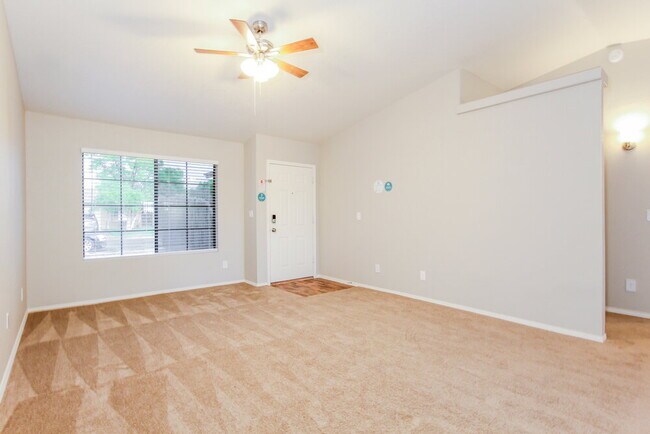 Building Photo - 1554 N Rowen