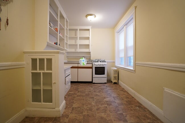 Building Photo - 51 Linden St