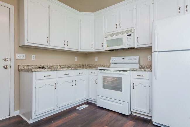 Building Photo - Beautiful 3 Bedroom Home