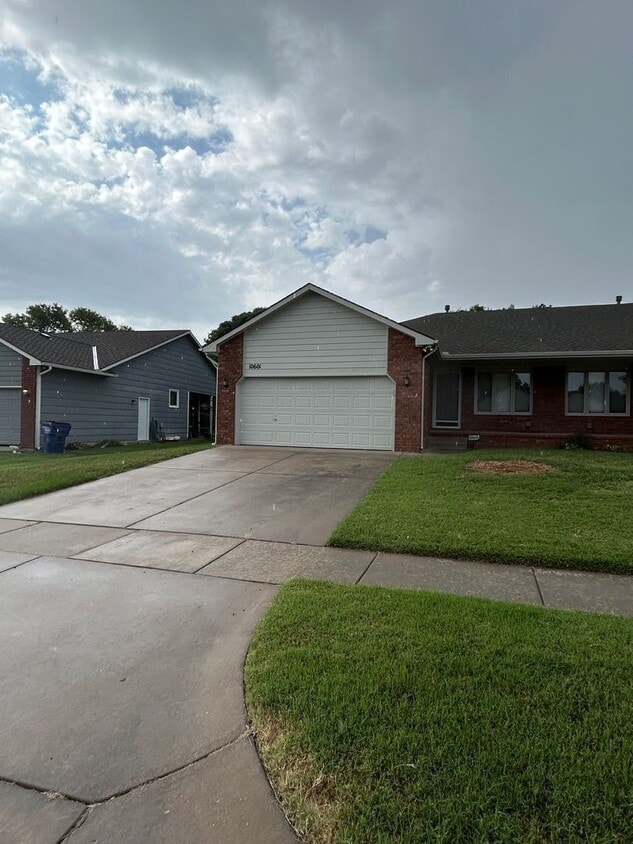 Primary Photo - 10601 W Douglas Ave