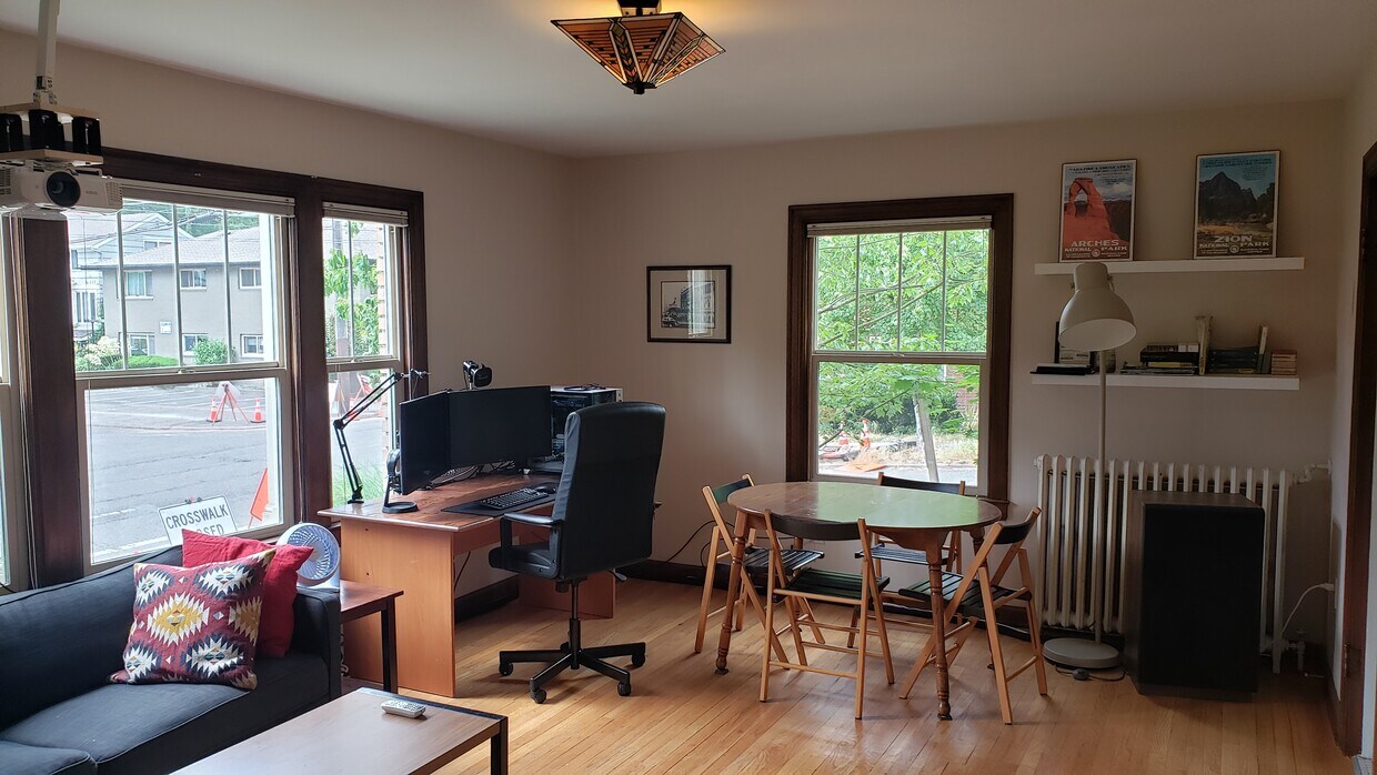 Foto principal - 956 10th Ave E