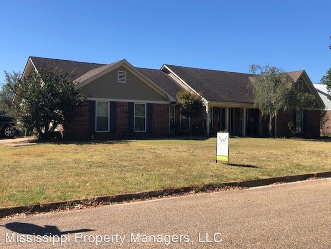 3 br, 2 bath House 807 E Bay Circle House Rental in Tupelo, MS