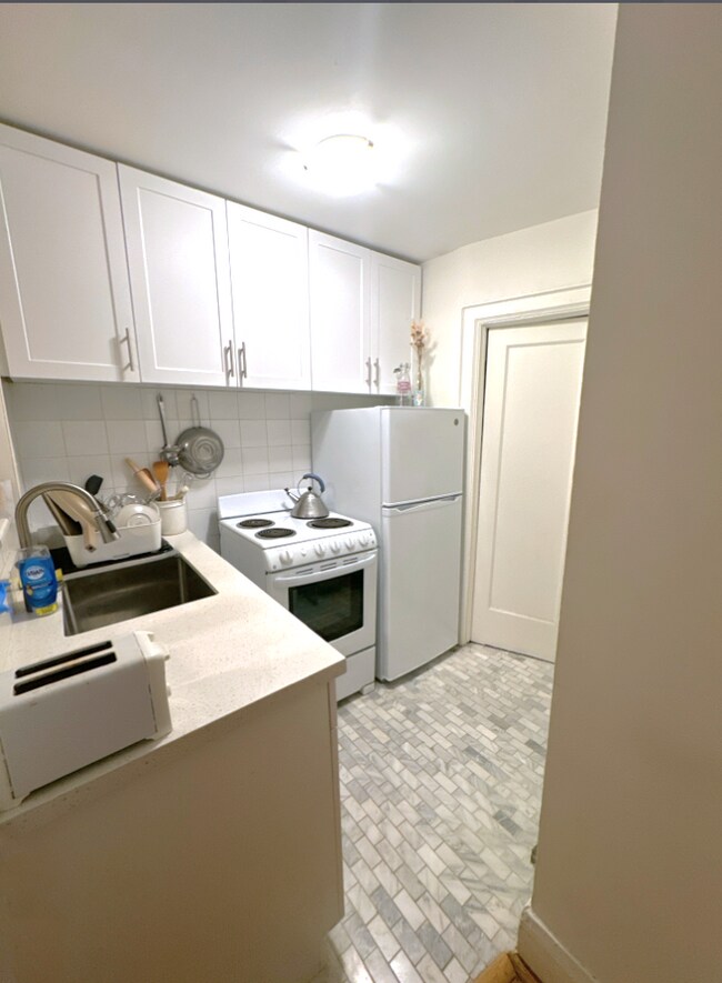 Building Photo - 496 Montrose Ave - 17