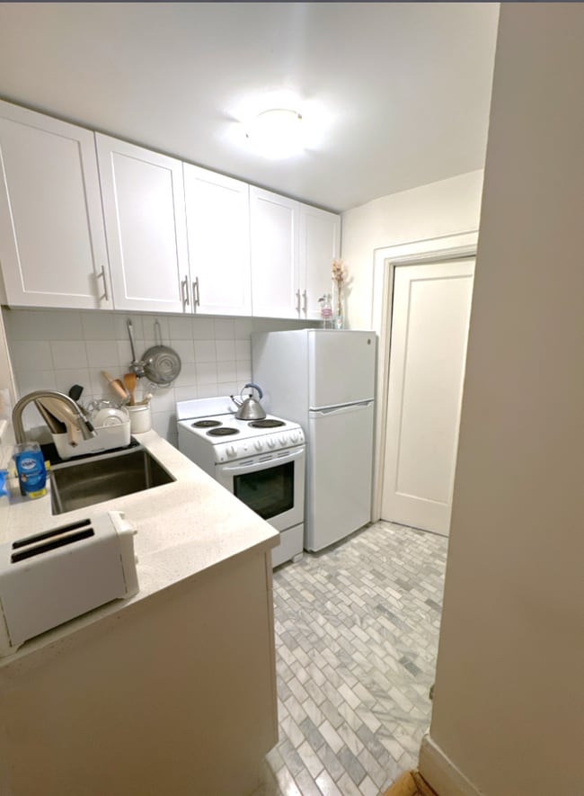 Photo du bâtiment - 496 Montrose Ave - 17