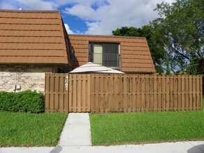 Building Photo - 4067 Wimbledon Dr