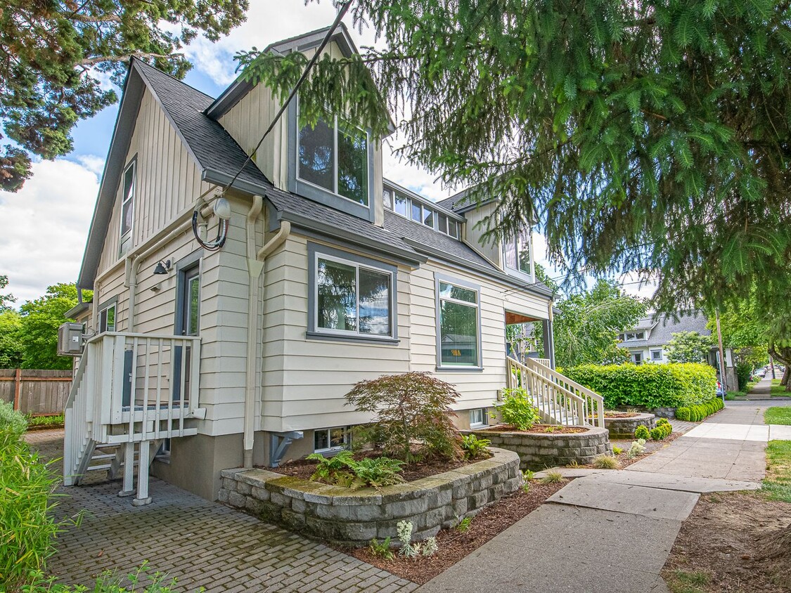Primary Photo - Cute NE 1 bedroom/1 bathroom Unit!