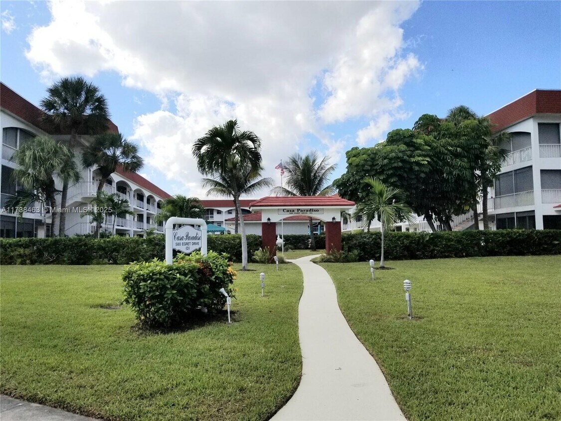 Foto principal - 541 Blue Heron Dr