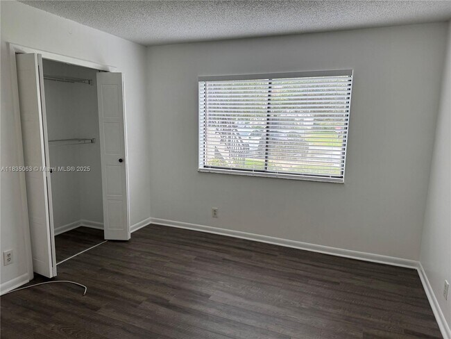 Building Photo - 417 Lakeview Dr