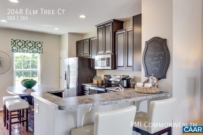 Building Photo - 3 Bed / 2.5+ bath Townhouse (Available 2/1...