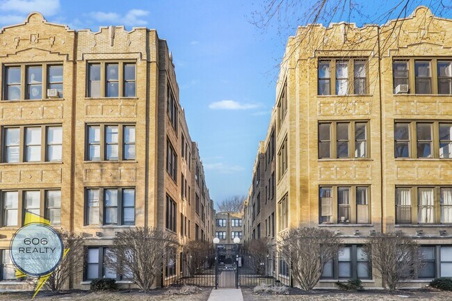 Building Photo - 1024 E Hyde Park Blvd