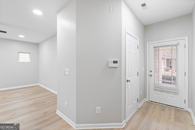 Foto del edificio - 503 Mill Ridge Rd