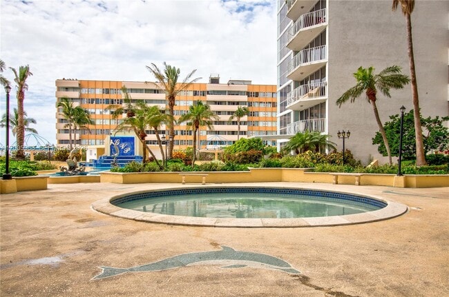 Foto del edificio - 7601 E Treasure Dr