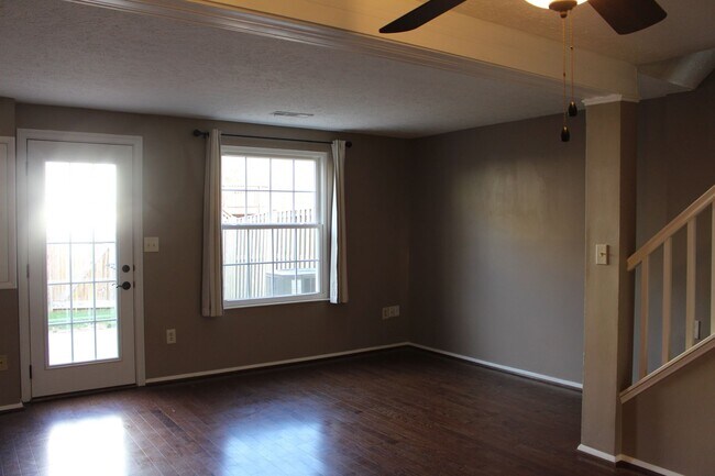 Building Photo - Well-Maintained 2 bedroom, 1 bath townhous...