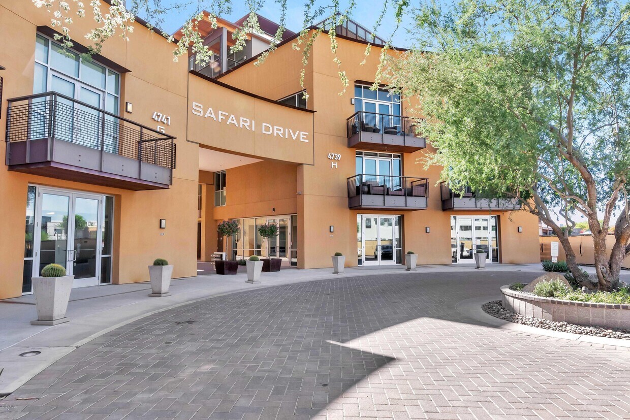 Primary Photo - 4745 N Scottsdale Rd