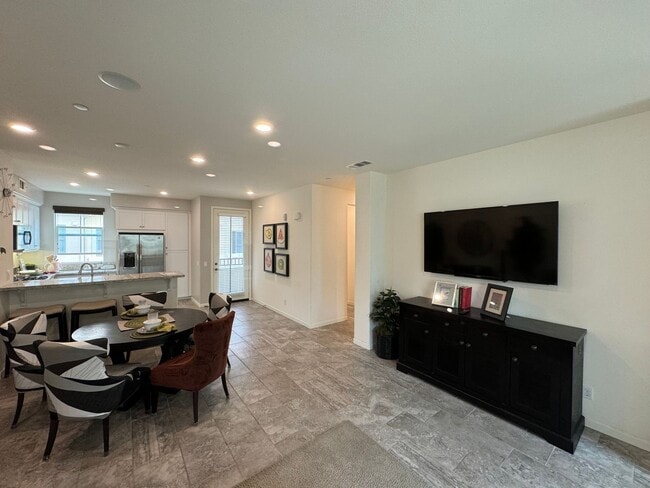 Foto del edificio - Immediate Move-In! Tastefully FURNISHED mo...