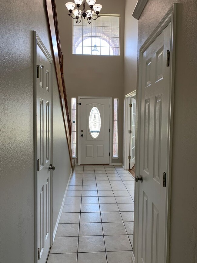 Foto del edificio - Spacious 4-bedroom home offers an easy com...