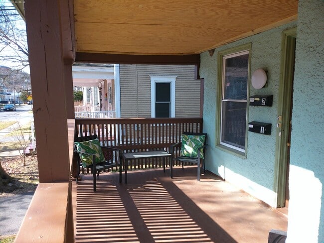 Building Photo - Available 6/1/26 - 4 Bedroom Duplex Close ...