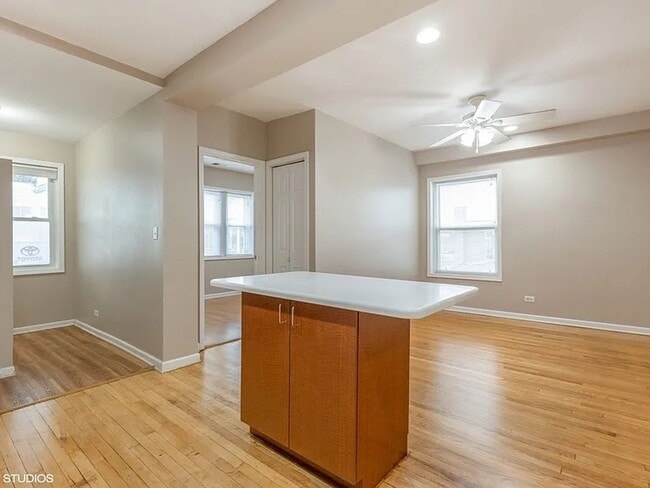 Building Photo - Sunny Top-Floor 3BR/2BA in West Ridge with Parking and Water Included