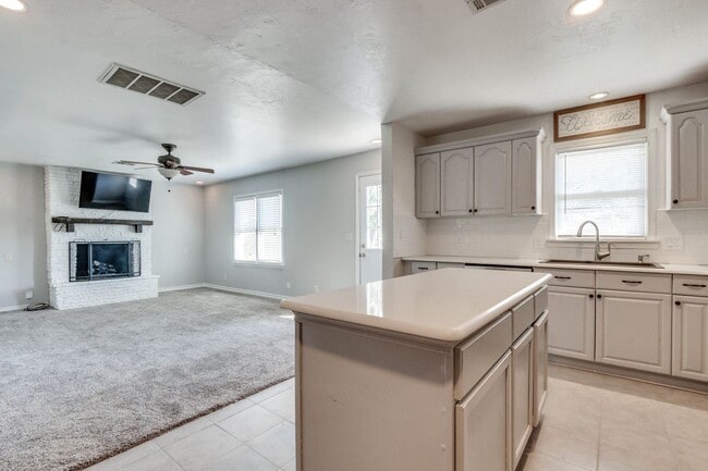 Building Photo - Charming 4-Bedroom Home in The Village – U...