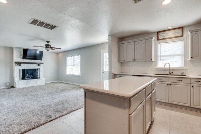 Foto del edificio - Charming 4-Bedroom Home in The Village – U...