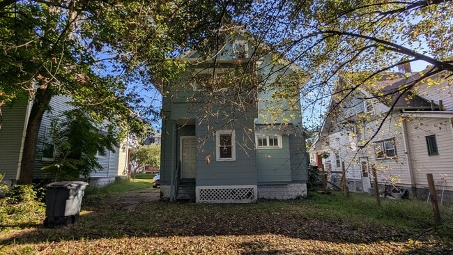 Building Photo - 711 Roselawn Ave