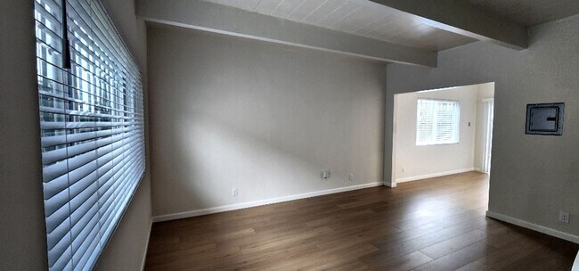 Building Photo - Diamond District Beauty: 2 Bed, 1.5 Bath o...