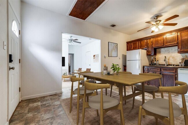 Foto del edificio - 3925 Woodleigh St