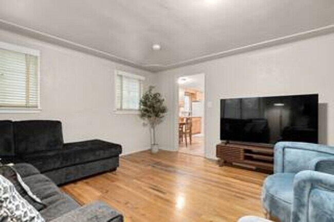 Building Photo - Elm Street Duplex