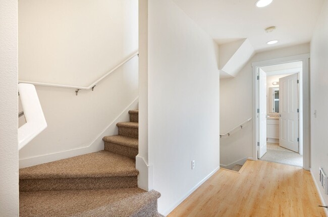 Building Photo - Bright and Spacious 3 bedroom townhouse in...